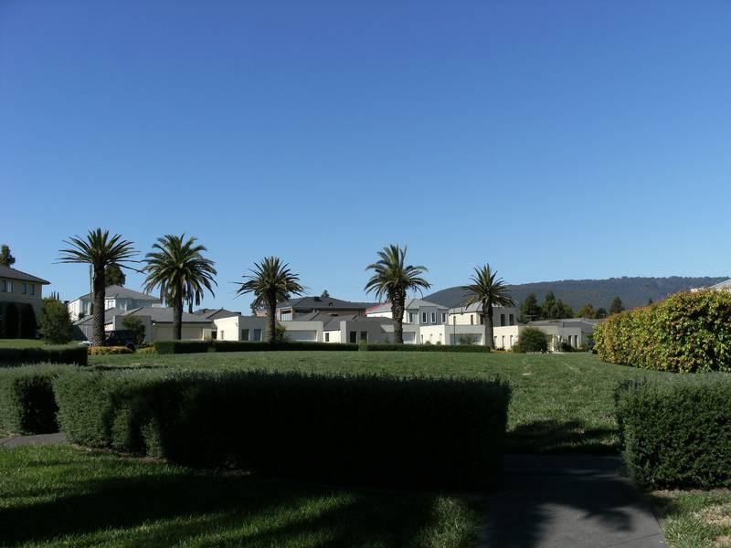 SOVEREIGN MANORS TOWNHOUSE OVERLOOKING PARKLAND Picture 3