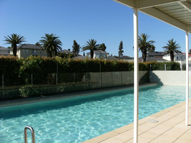 SOVEREIGN MANORS TOWNHOUSE OVERLOOKING PARKLAND Picture 2