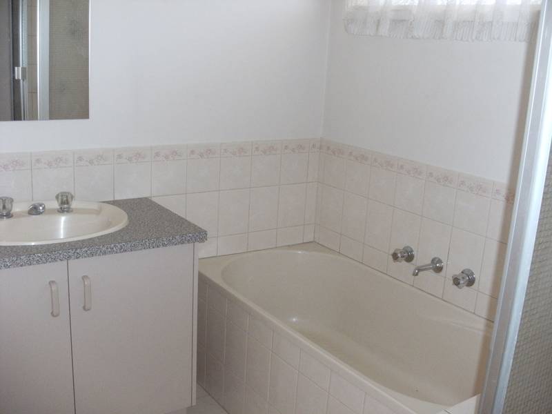 CUTE HOME IN QUIET LOCATION WITH GARDEN MAINTENANCE INCLUDED Picture 3