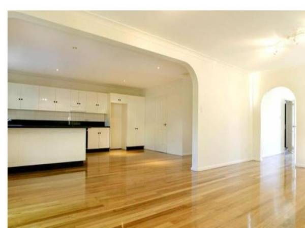 LARGE LUXURY HOME Picture 2