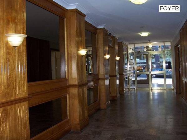 NO WAY YOU COULD SWING A CAT IN HERE! Picture 1