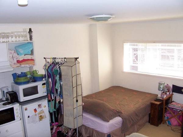 NO WAY YOU COULD SWING A CAT IN HERE! Picture 2