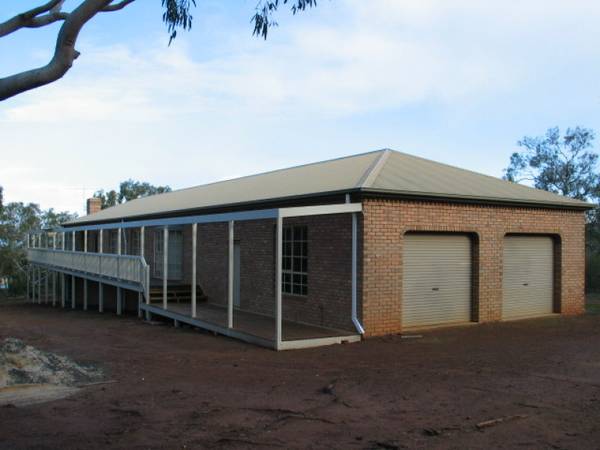 Substantial Home On 14 Acres of Tranquil Bushland Picture 1