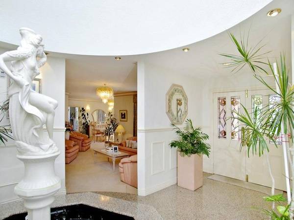 The Ultimate in Luxurious Living
! Picture 2