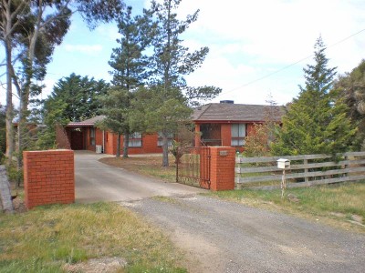 Lifestyle And Comfort On 8 Acres Picture
