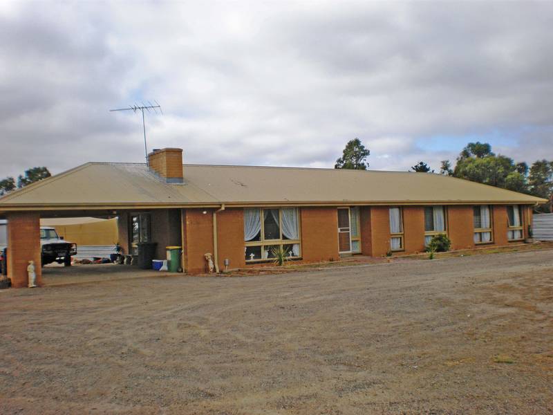 Kennels + Hobby Farm on 5 Acres Picture 1