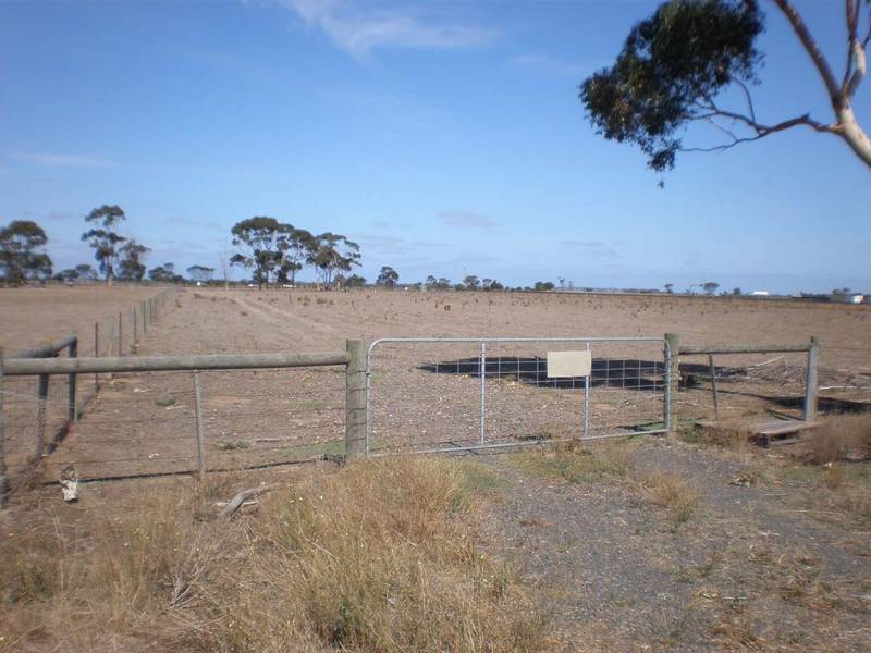 10 Acres - Convenient Location Picture 2