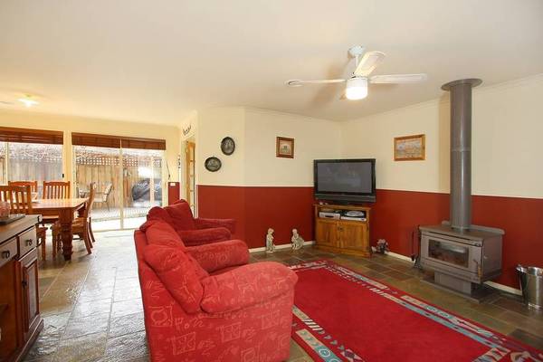 Spacious Living great entertaining Picture 2