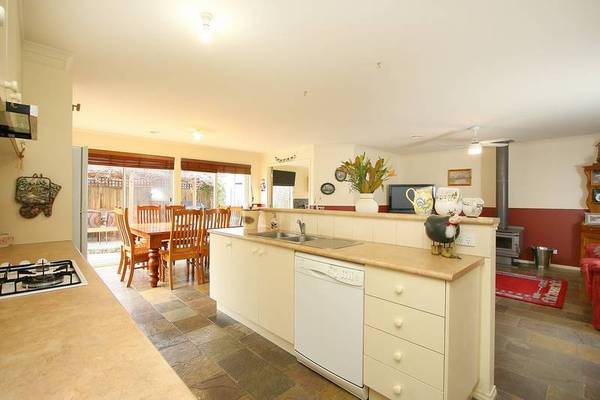 Spacious Living great entertaining Picture 3