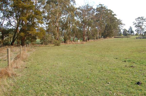 Over an acre of tranquillity in Drouin Picture 3