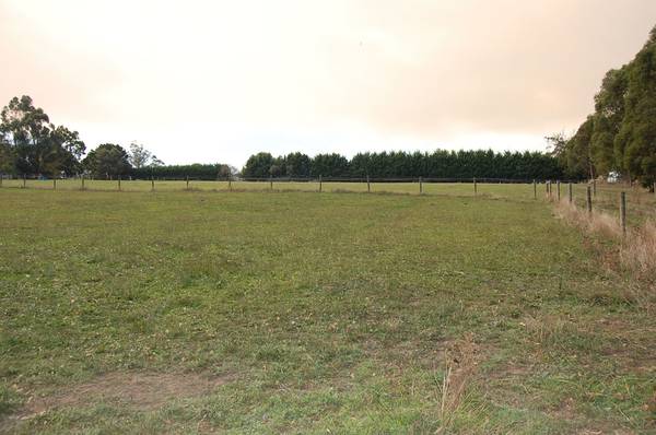 Over an acre of tranquillity in Drouin Picture 2