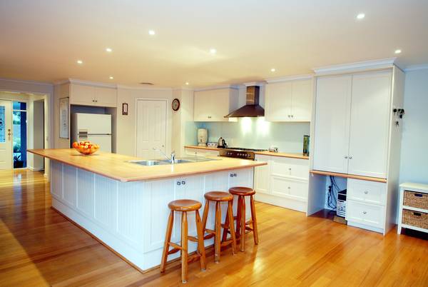 Large Living on 4 Acres Picture 2