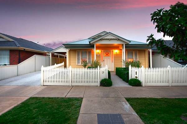 Lakeside Charmer Picture 1