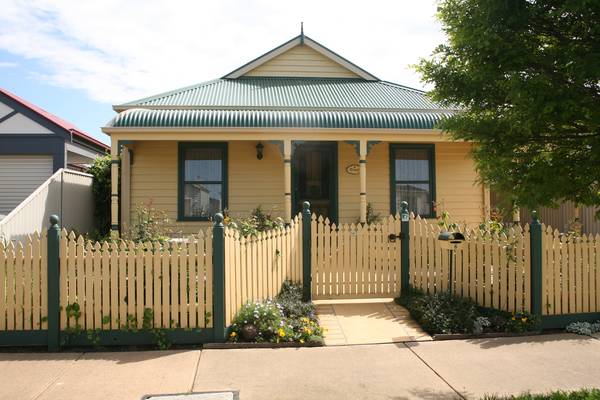 DELIGHTFUL LAKESIDE COTTAGE Picture