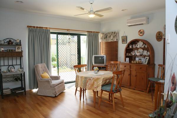 DELIGHTFUL LAKESIDE COTTAGE Picture