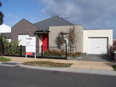 Trendy living in Lakeside Picture Trendy living in Lakeside Picture