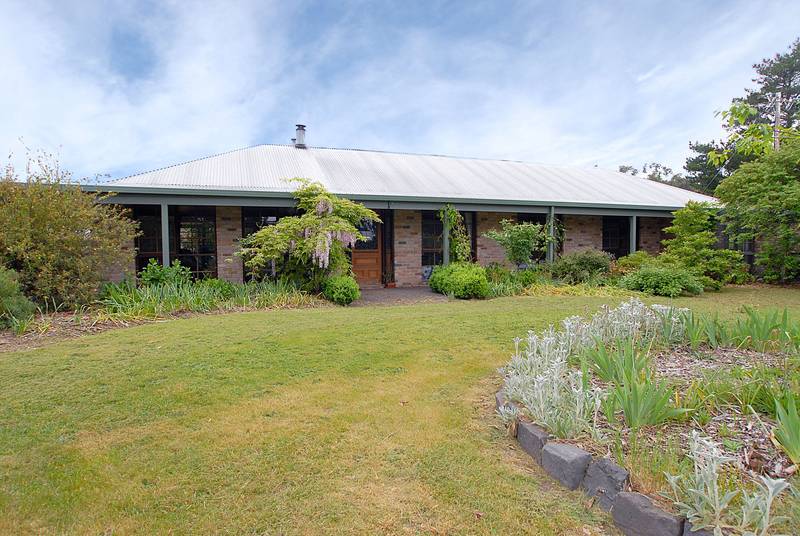 Family haven on 2.5 acres Picture 1