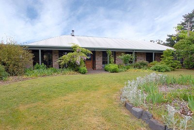 Family haven on 2.5 acres Picture