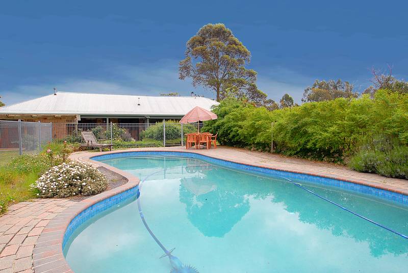 Family haven on 2.5 acres Picture 3