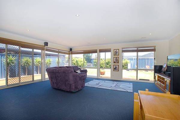 Lakeside Beauty Picture