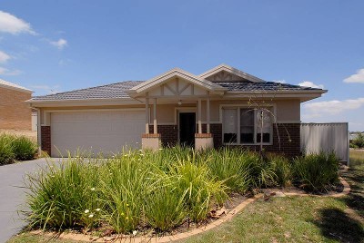 Cottage Living In Lakeside Picture