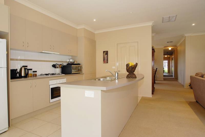 Cottage Living In Lakeside Picture 2