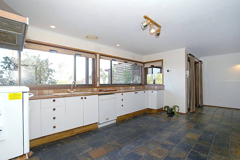 Quiet court living on 888m2 block Picture 3