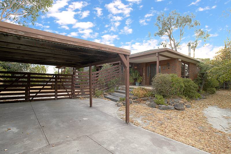 Quiet court living on 888m2 block Picture 1