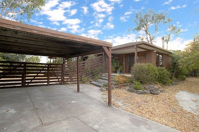 Quiet court living on 888m2 block Picture