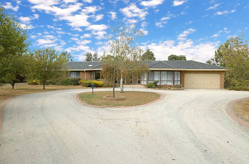 Over 1 Acre of living in Pakenham. Picture 1