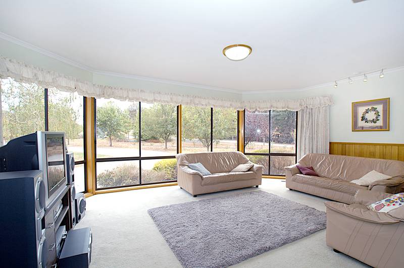 Over 1 Acre of living in Pakenham. Picture 3