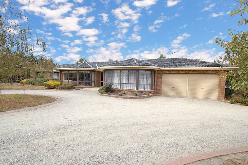 Over 1 Acre of living in Pakenham. Picture 2