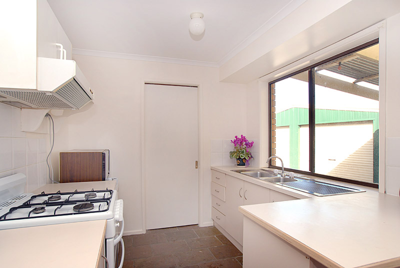 Entertain and enjoy with a
large garage. Picture 2