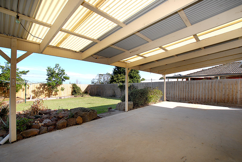 Entertain and enjoy with a
large garage. Picture 1