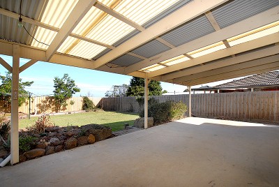 Entertain and enjoy with a
large garage. Picture