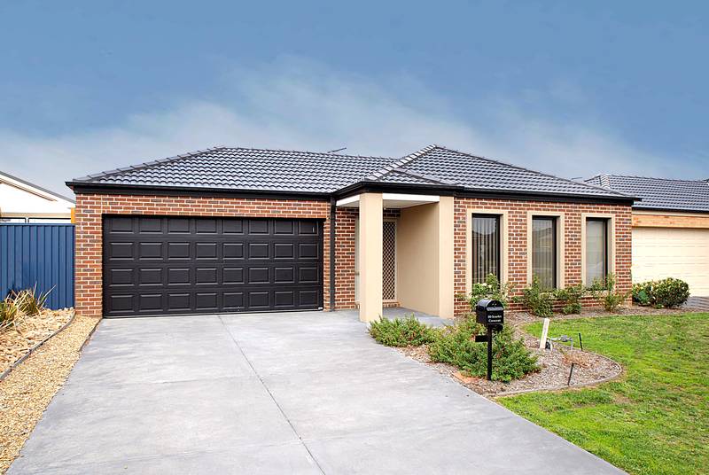Family Living in Lakeside Picture 1