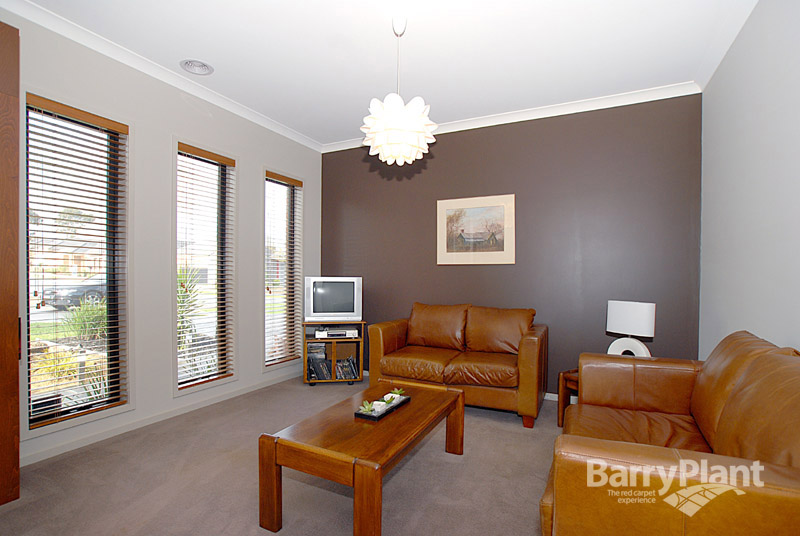 Fantastic Family Living in Lakeside Picture 2