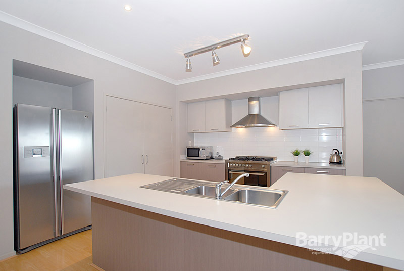 Fantastic Family Living in Lakeside Picture 3