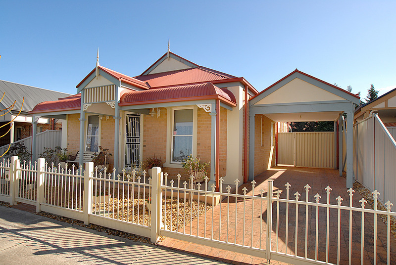 A Cottage Charmer in Lakeside! Picture 1