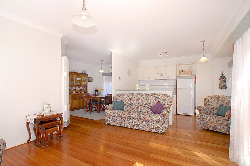 A Cottage Charmer in Lakeside! Picture 3