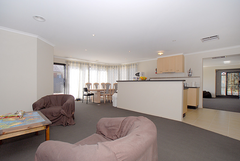 Large Block, Large Home in Lakeside! Picture 3