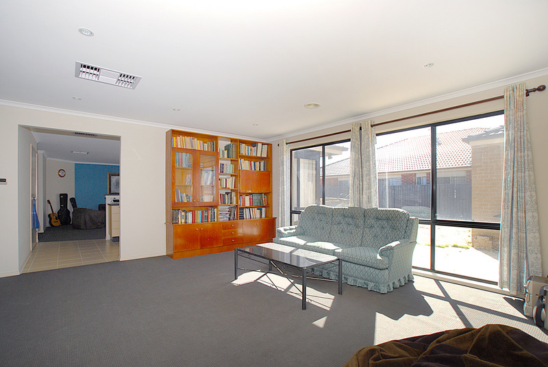 Large Block, Large Home in Lakeside! Picture 2