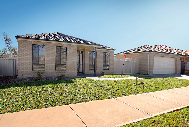 Large Block, Large Home in Lakeside! Picture 1