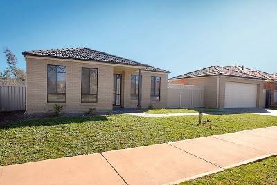 Large Block, Large Home in Lakeside! Picture