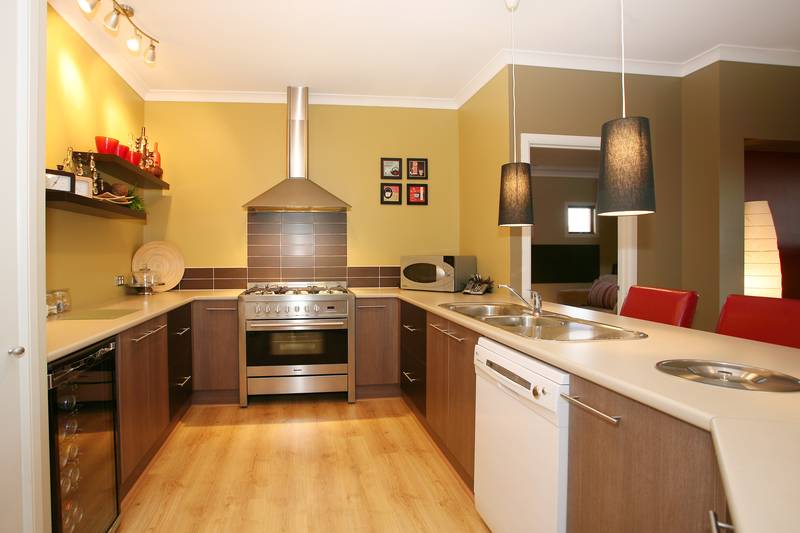 Let me entertain you on 1/4 acre! Picture 3