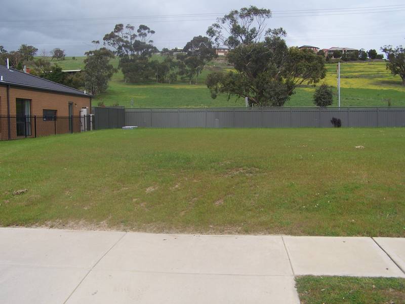 Low maintenance block in Cardinia Grove Picture 1