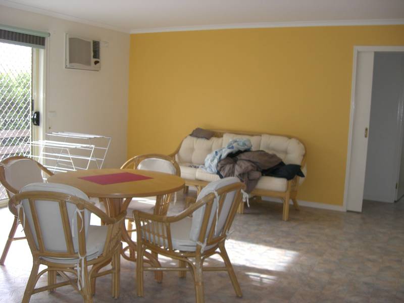 Quality Home in ideal court Picture 2