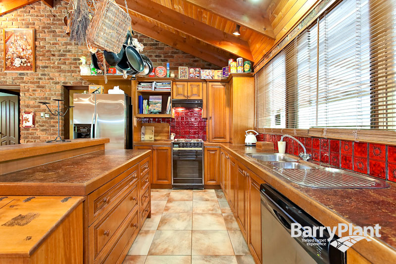 Picturesque 18 acres with house and cottage Picture 3