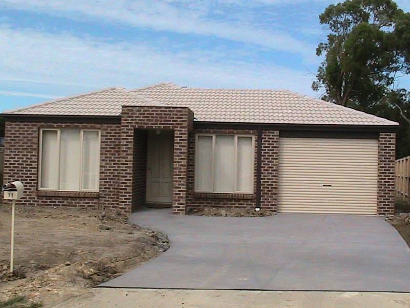 SPACIOUS 4 BEDROOM HOME ON HUGE BLOCK! Picture 1