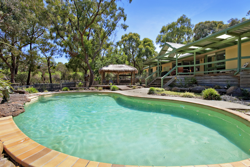 Family haven on 2 acres Picture 2